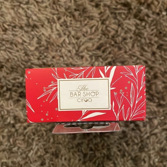 Jeweled Holiday Wreath Wine Bottle Stopper - Picture 4 of 5